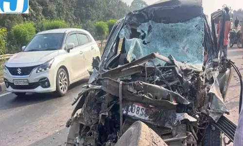 महासमुंद में भीषण हादसा, 16 चक्का ट्रक में घुसी कार, 2 महिलाओं की मौत महासमुंद में भीषण हादसा, 16 चक्का ट्रक में घुसी कार, 2 महिलाओं की मौत