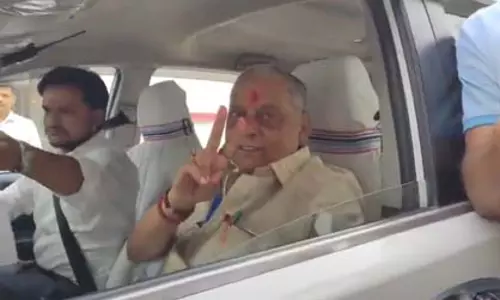 बिहार: मतदान के बीच नीरज कुमार ने दिखाया विक्ट्री साइन, अनंत सिंह बोले-रसगुल्ला वाला चुनाव नहीं बिहार: मतदान के बीच नीरज कुमार ने दिखाया विक्ट्री साइन, अनंत सिंह बोले-रसगुल्ला वाला चुनाव नहीं