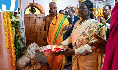 राष्ट्रपति द्रौपदी मुर्मु ने मां दंतेश्वरी के दरबार में टेका माथा, राज्यपाल और CM साय रहे मौजूद राष्ट्रपति द्रौपदी मुर्मु ने मां दंतेश्वरी के दरबार में टेका माथा, राज्यपाल और CM साय रहे मौजूद