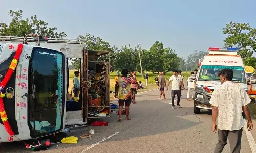 ओडिशा में भीषण सड़क हादसा, टायर फटने से पलटा डीजे वाहन, एक की मौत और 10 से ज्यादा लोग घायल ओडिशा में भीषण सड़क हादसा, टायर फटने से पलटा डीजे वाहन, एक की मौत और 10 से ज्यादा लोग घायल