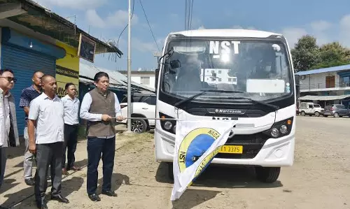 जैकब ने न्यूलैंड-दीमापुर बस सेवा को हरी झंडी दिखाई जैकब ने न्यूलैंड-दीमापुर बस सेवा को हरी झंडी दिखाई