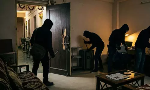 कोलवा: होटल में घुसे 25 लोग, नकदी, कागजात और DVR लूटा कोलवा: होटल में घुसे 25 लोग, नकदी, कागजात और DVR लूटा