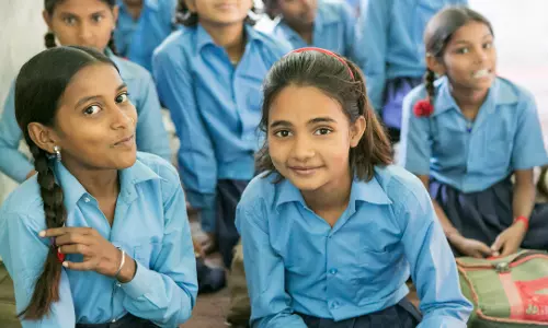 निजी जमीन पर स्कूल: बुनियादी सुविधाओं के बिना पढ़ाई निजी जमीन पर स्कूल: बुनियादी सुविधाओं के बिना पढ़ाई
