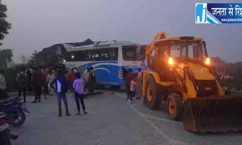 खाटूश्यामजी जा रही बस ट्रक से टकराई, 25 घायल, 4 गंभीर
