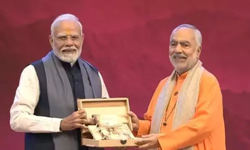 प्रधानमंत्री मोदी ने स्वामी चिन्मयानंद के होलोग्राफिक अवतार से किया संवाद, मांगा आशीर्वाद