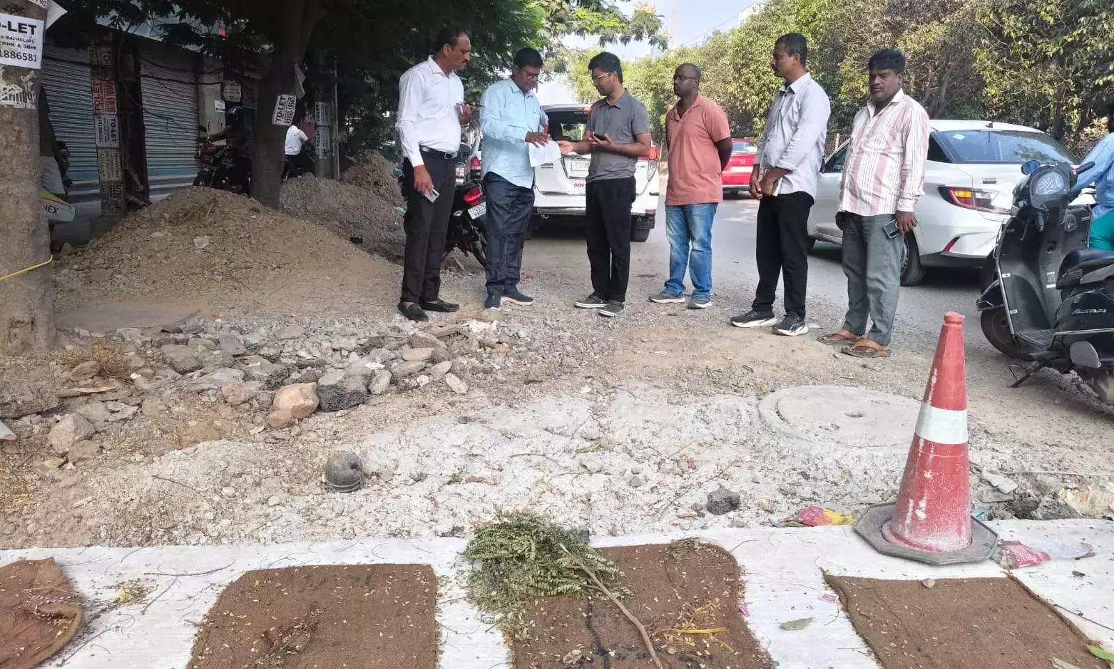 Telangana: अधिकारियों ने माधापुर में सड़क मरम्मत, नवीनीकरण कार्यों की समीक्षा की