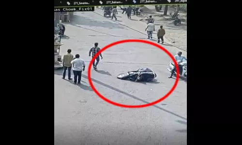 बीच सड़क पर खूनी खेल, युवक को कार से गिराकर उतारा मौत के घाट, VIDEO बीच सड़क पर खूनी खेल, युवक को कार से गिराकर उतारा मौत के घाट, VIDEO