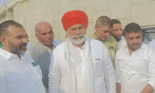 गन्ने का रेट बढ़ाने की मांग पर लखनऊ में किसानों का धरना, गेट बंद होने पर रातभर डटे रहे राकेश टिकैत गन्ने का रेट बढ़ाने की मांग पर लखनऊ में किसानों का धरना, गेट बंद होने पर रातभर डटे रहे राकेश टिकैत
