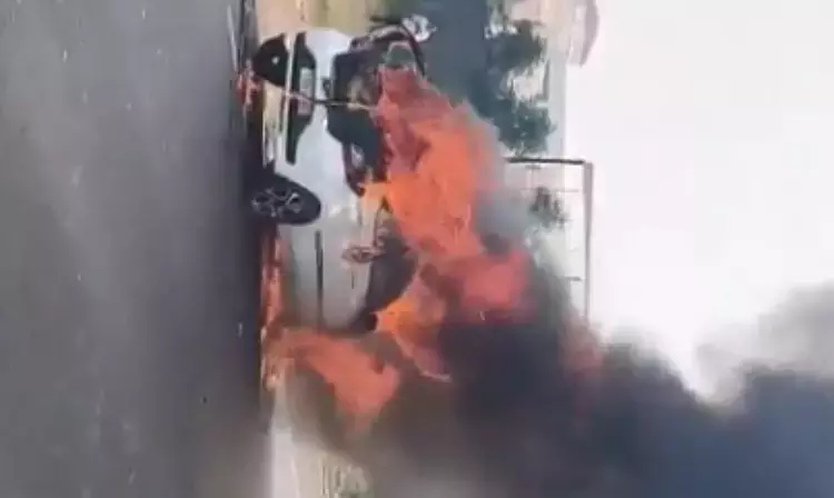 खम्मम: कलक्ट्रेट के पास चलती कार में लगी आग, वाहन जलकर खाक खम्मम: कलक्ट्रेट के पास चलती कार में लगी आग, वाहन जलकर खाक
