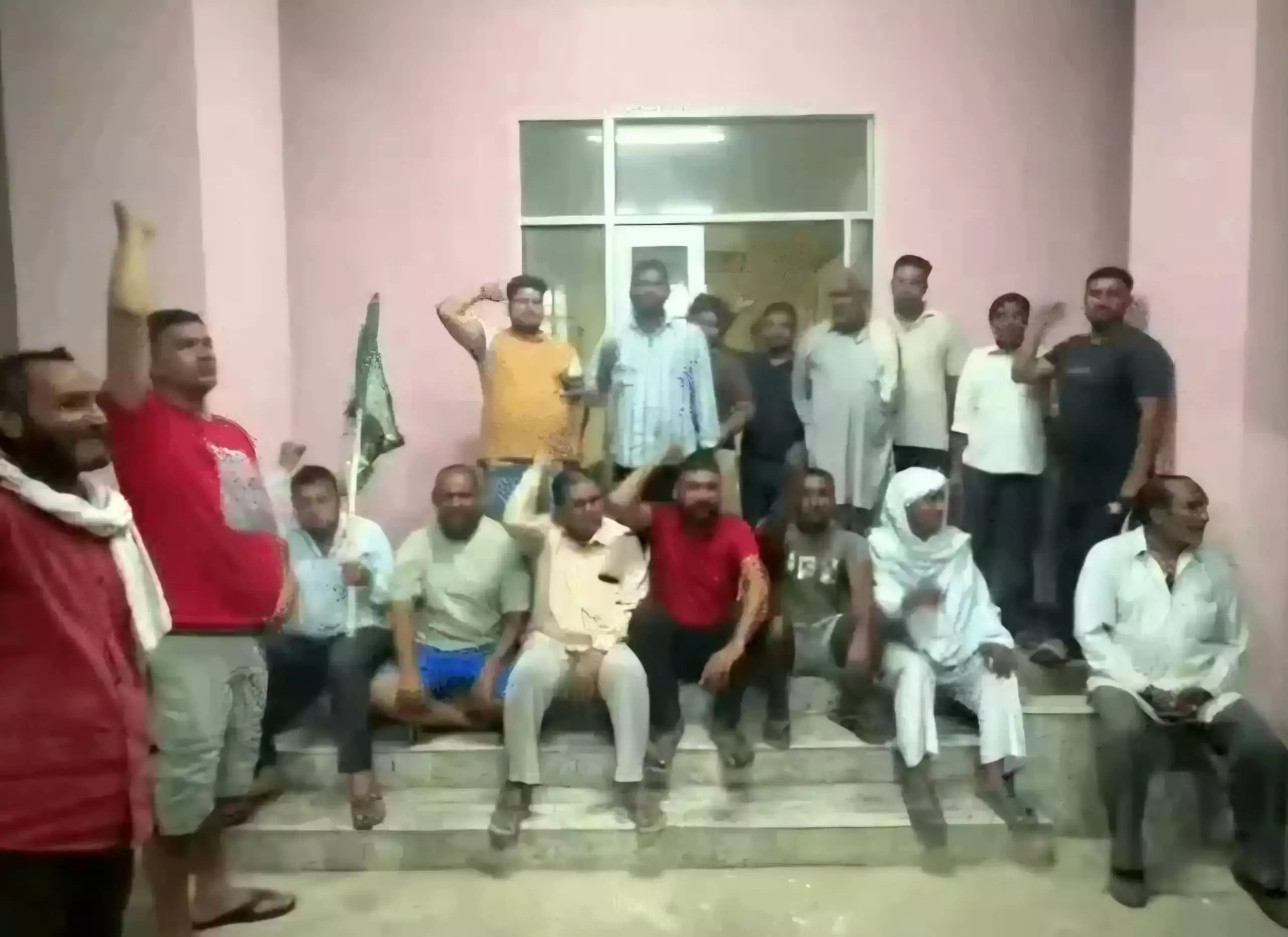 यमुनानगर-जगाधरी में बिजली संकट पर फूटा लोगों का गुस्सा यमुनानगर-जगाधरी में बिजली संकट पर फूटा लोगों का गुस्सा