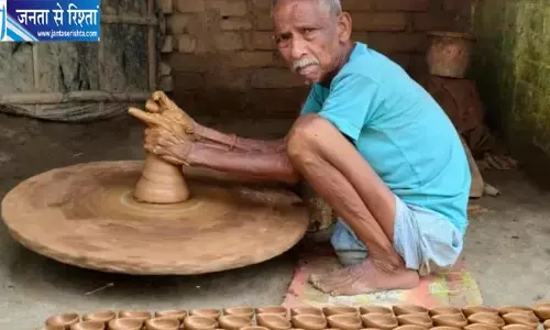 दीपावली से पहले मिट्टी के दीयों से गुलजार होंगे बाजार, चाक पर आकार दे रहे कुंभकार