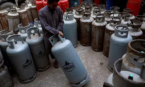 पाकिस्तान में गैस संकट गहराया, सिलेंडर 10 हजार के पार पाकिस्तान में गैस संकट गहराया, सिलेंडर 10 हजार के पार