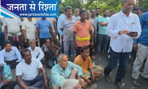 सिंचाई के लिए पानी की मांग को लेकर किसानों का सड़क पर प्रदर्शन