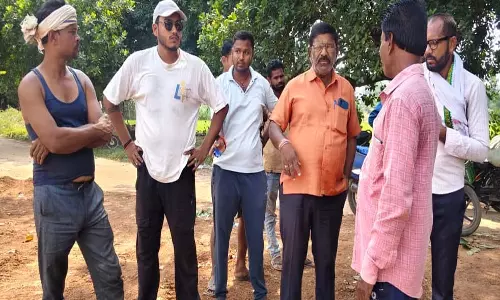 फिंगेश्वर में रेत खनन पर बवाल, नदी की पिचिंग तोड़ने का आरोप