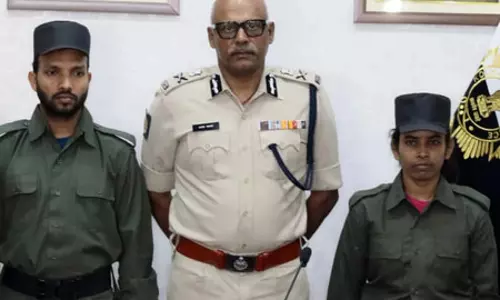 मोस्ट-वांटेड माओवादी दंपती ने कोलकाता पुलिस प्रमुख के सामने आत्मसमर्पण किया