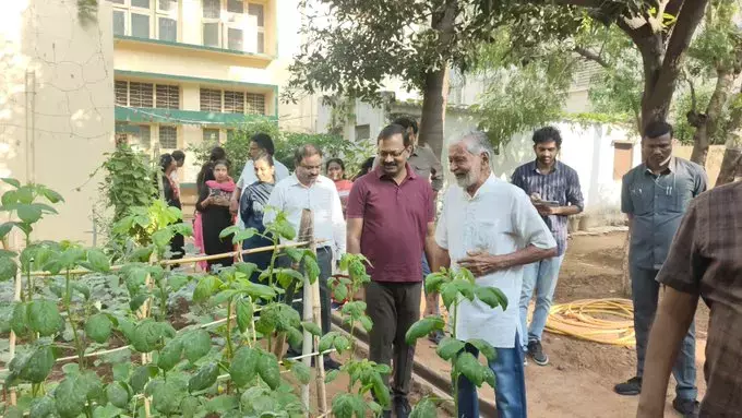 MMC प्रमुख ने हब्सीगुडा में पूर्व DRDO वैज्ञानिक के पर्यावरण-अनुकूल घर का दौरा किया MMC प्रमुख ने हब्सीगुडा में पूर्व DRDO वैज्ञानिक के पर्यावरण-अनुकूल घर का दौरा किया