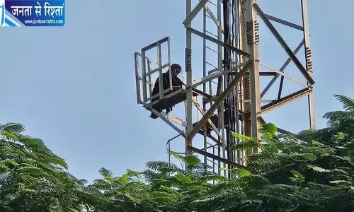 प्रेमी से शादी की जिद में दूसरी बार टावर पर चढ़ी युवती, मौके पर जुटी भारी भीड़ प्रेमी से शादी की जिद में दूसरी बार टावर पर चढ़ी युवती, मौके पर जुटी भारी भीड़