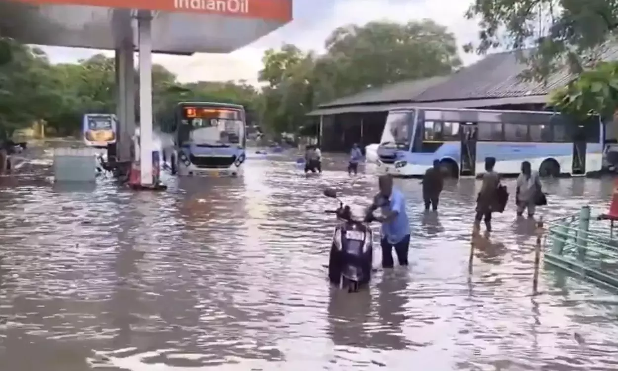 Tamil Nadu: भारी बारिश से विरुधुनगर सरकारी बस डिपो में पानी भर गया, सेवाएं बाधित हुईं Tamil Nadu: भारी बारिश से विरुधुनगर सरकारी बस डिपो में पानी भर गया, सेवाएं बाधित हुईं