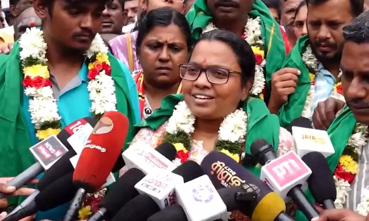 विजय के रोड शो के विरोध में गिरफ्तारी के बाद एनटीके की एम कार्तिका को रिहा कर दिया गया विजय के रोड शो के विरोध में गिरफ्तारी के बाद एनटीके की एम कार्तिका को रिहा कर दिया गया