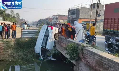 यूपी में भीषण सड़क हादसा, मुंडन संस्कार कराने वाराणसी जा रहा परिवार नहर में गिरा यूपी में भीषण सड़क हादसा, मुंडन संस्कार कराने वाराणसी जा रहा परिवार नहर में गिरा