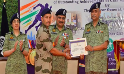 दिल्ली मेट्रो में संदिग्ध को दौड़ाकर पकड़ने वाले CISF जवान का सम्मान दिल्ली मेट्रो में संदिग्ध को दौड़ाकर पकड़ने वाले CISF जवान का सम्मान