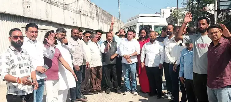 भूपतवाला में सीवर ढक्कनों की समस्या पर कांग्रेस का विरोध प्रदर्शन