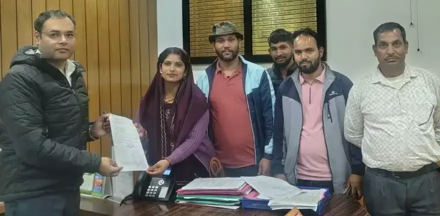 सड़क सुविधा से वंचित ग्रामीणों ने दी मतदान बहिष्कार की चेतावनी सड़क सुविधा से वंचित ग्रामीणों ने दी मतदान बहिष्कार की चेतावनी