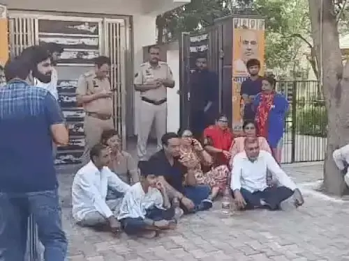 बिजली संकट के खिलाफ प्रदर्शन, जाम से आम जनता परेशान