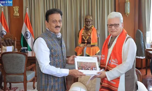नासिक सिंहस्थ कुंभ मेले की तैयारियां तेज, मंत्री गिरीश महाजन ने राज्यपाल को दिया निमंत्रण नासिक सिंहस्थ कुंभ मेले की तैयारियां तेज, मंत्री गिरीश महाजन ने राज्यपाल को दिया निमंत्रण