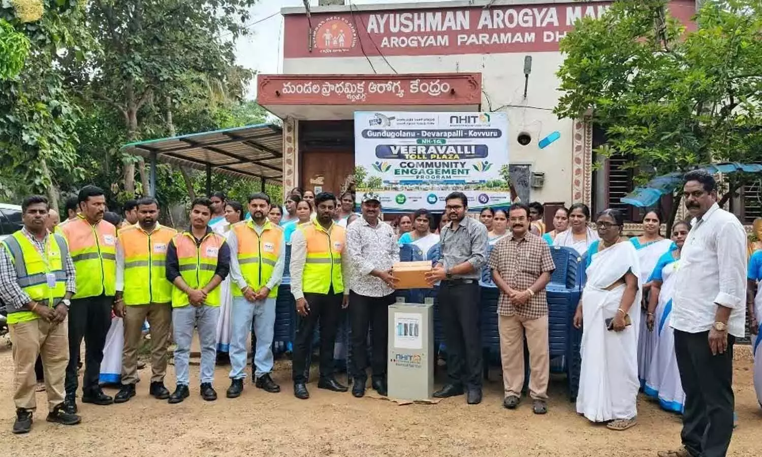 Andhra: टोल प्लाजा के कर्मचारियों ने पीएचसी को वाटर प्यूरीफायर, कुर्सियां ​​दान कीं