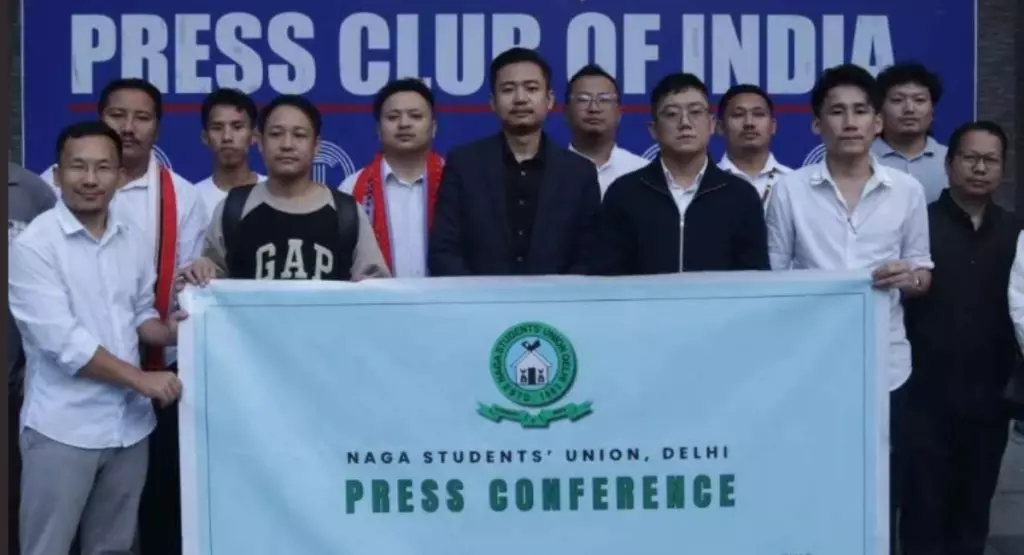 मणिपुर हिंसा: नागा छात्रों ने उठाई NIA जांच और SoO रद्द करने की मांग मणिपुर हिंसा: नागा छात्रों ने उठाई NIA जांच और SoO रद्द करने की मांग