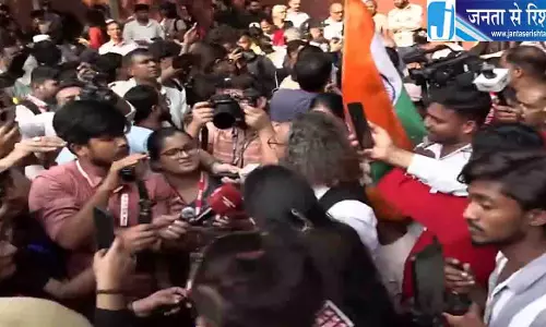 दिल्ली में SIR को लेकर हंगामा, पुलिस ने प्रदर्शनकारियों को हिरासत में लिया दिल्ली में SIR को लेकर हंगामा, पुलिस ने प्रदर्शनकारियों को हिरासत में लिया