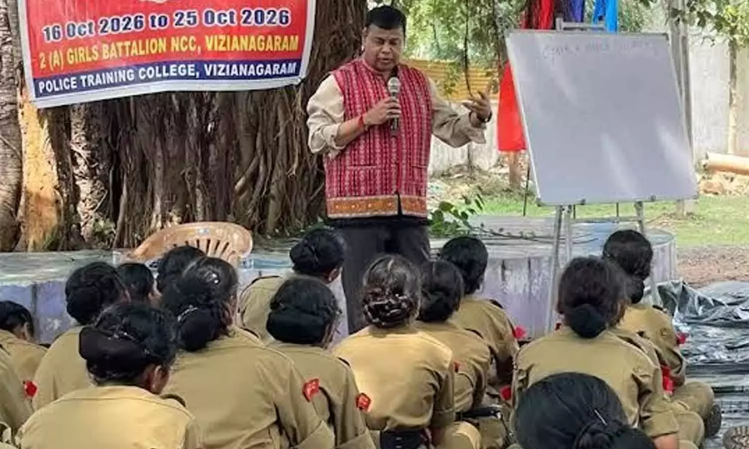 Andhra: आप अपनी कहानियाँ हैं सत्र एनसीसी बालिका कैडेटों को प्रेरित करता है Andhra: आप अपनी कहानियाँ हैं सत्र एनसीसी बालिका कैडेटों को प्रेरित करता है