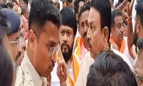 कर्नाटक MLC चुनाव में तनाव, कार्यकर्ताओं के बीच टकराव कर्नाटक MLC चुनाव में तनाव, कार्यकर्ताओं के बीच टकराव