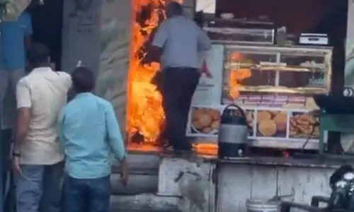 VIDEO: मिठाई की दुकान में भीषण आग, गैस सिलेंडर से भड़की लपटें, बड़ा हादसा टला VIDEO: मिठाई की दुकान में भीषण आग, गैस सिलेंडर से भड़की लपटें, बड़ा हादसा टला