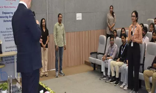 गुजरात बायोटेक्नोलॉजी यूनिवर्सिटी पहुंचे स्कॉटलैंड के फर्स्ट मिनिस्टर जॉन स्विनी