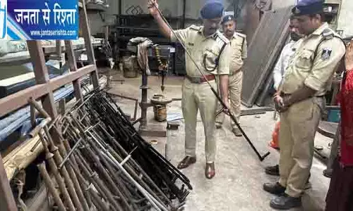 ग्वालियर में अवैध कार्बाइड गन फैक्ट्री का भंडाफोड़, 66 गन जब्त ग्वालियर में अवैध कार्बाइड गन फैक्ट्री का भंडाफोड़, 66 गन जब्त
