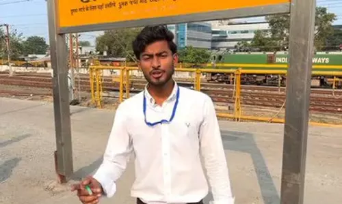 रेलवे स्टेशन पर फर्जी TTE बनकर यात्रियों के टिकट चेक कर रहा था युवक, रील वायरल होते ही गिरफ्तार रेलवे स्टेशन पर फर्जी TTE बनकर यात्रियों के टिकट चेक कर रहा था युवक, रील वायरल होते ही गिरफ्तार
