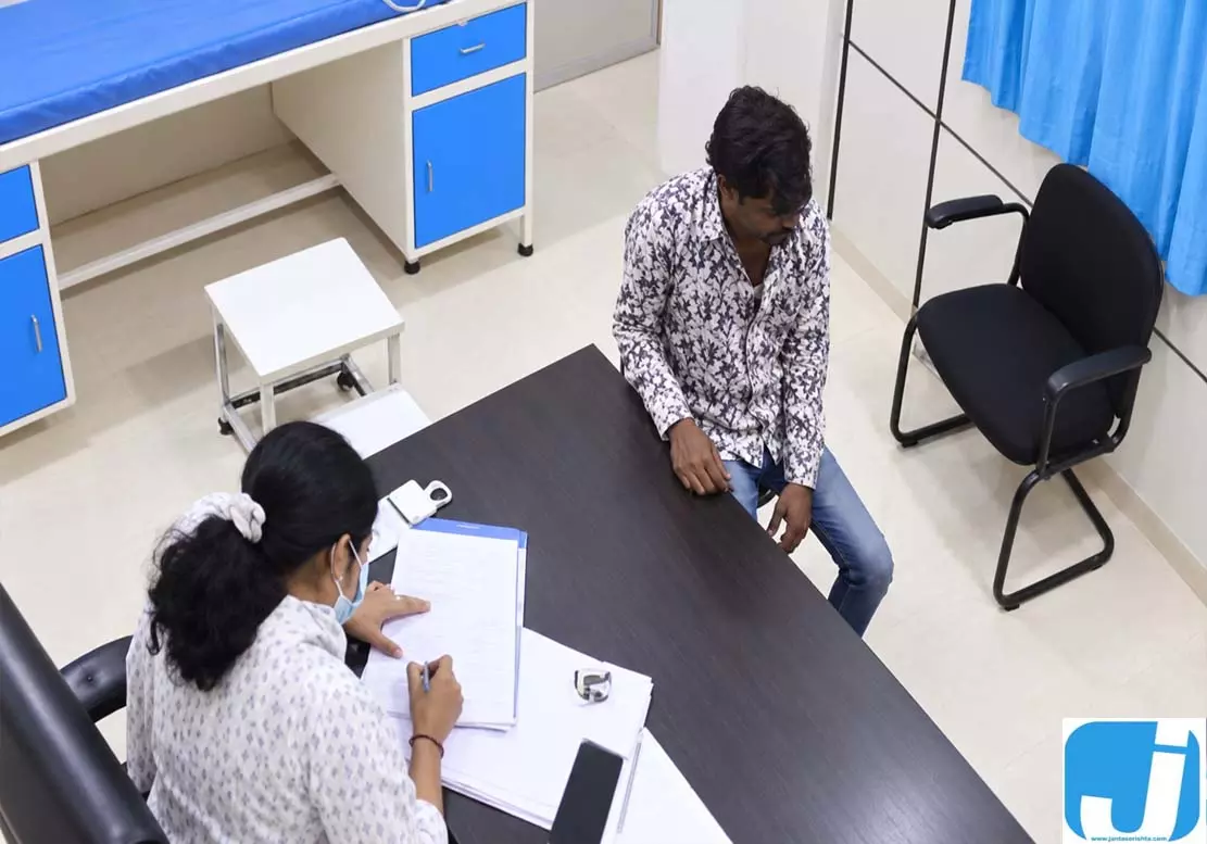मेडिकल जांच कराने आए आरोपी ने डॉक्टर पर किया हमला मेडिकल जांच कराने आए आरोपी ने डॉक्टर पर किया हमला
