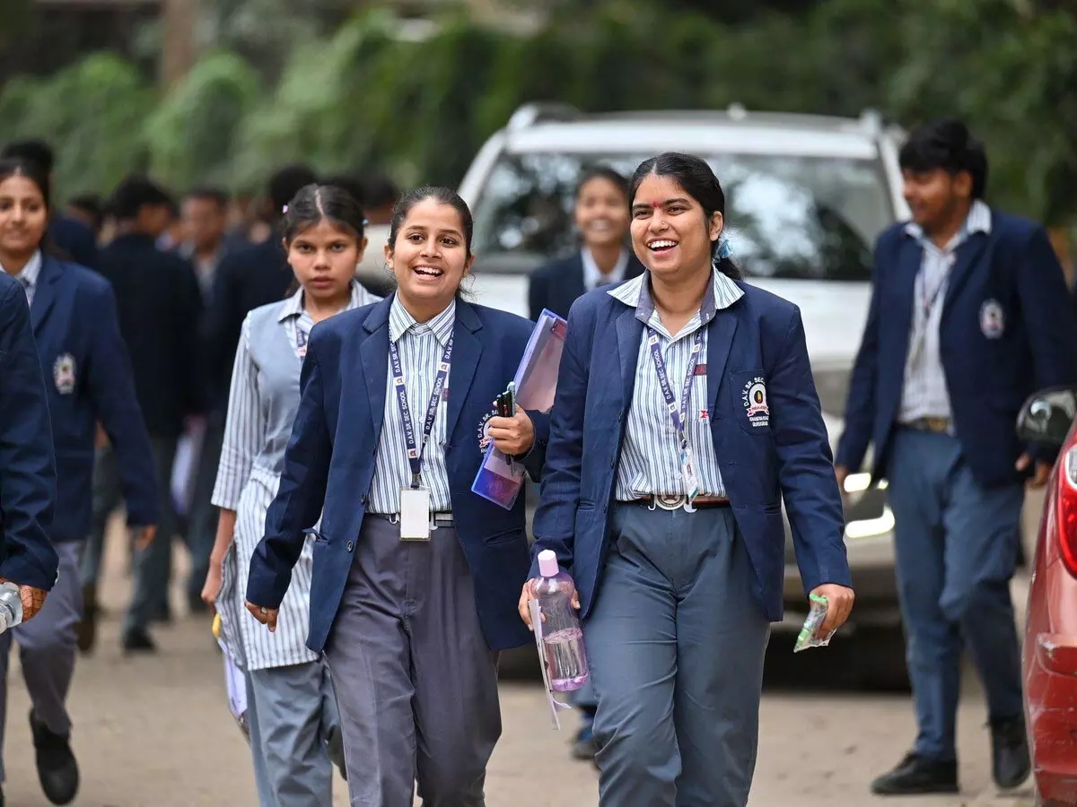 फरीदाबाद में बिजली संकट से हाहाकार, 24 घंटे से बत्ती गुल, 10 से ज्यादा स्कूलों में छुट्टी घोषित फरीदाबाद में बिजली संकट से हाहाकार, 24 घंटे से बत्ती गुल, 10 से ज्यादा स्कूलों में छुट्टी घोषित