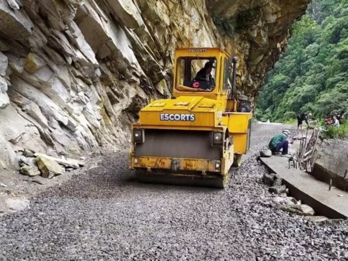उत्तराखंड में सड़क निर्माण होगा आसान, धामी कैबिनेट का बड़ा फैसला उत्तराखंड में सड़क निर्माण होगा आसान, धामी कैबिनेट का बड़ा फैसला