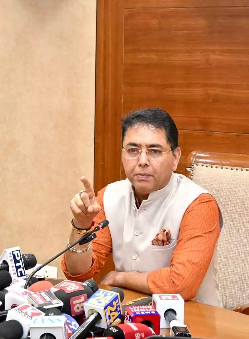 पंजाब में मुफ्त बिजली पर सियासत तेज, अमन अरोड़ा ने कांग्रेस को घेरा पंजाब में मुफ्त बिजली पर सियासत तेज, अमन अरोड़ा ने कांग्रेस को घेरा