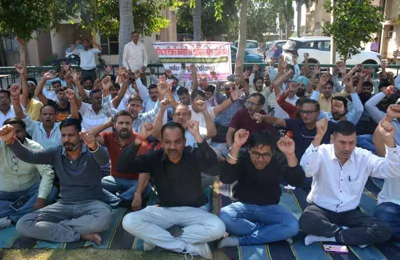 हरियाणा में बिजली कर्मचारियों की हड़ताल, कई इलाकों में संकट हरियाणा में बिजली कर्मचारियों की हड़ताल, कई इलाकों में संकट