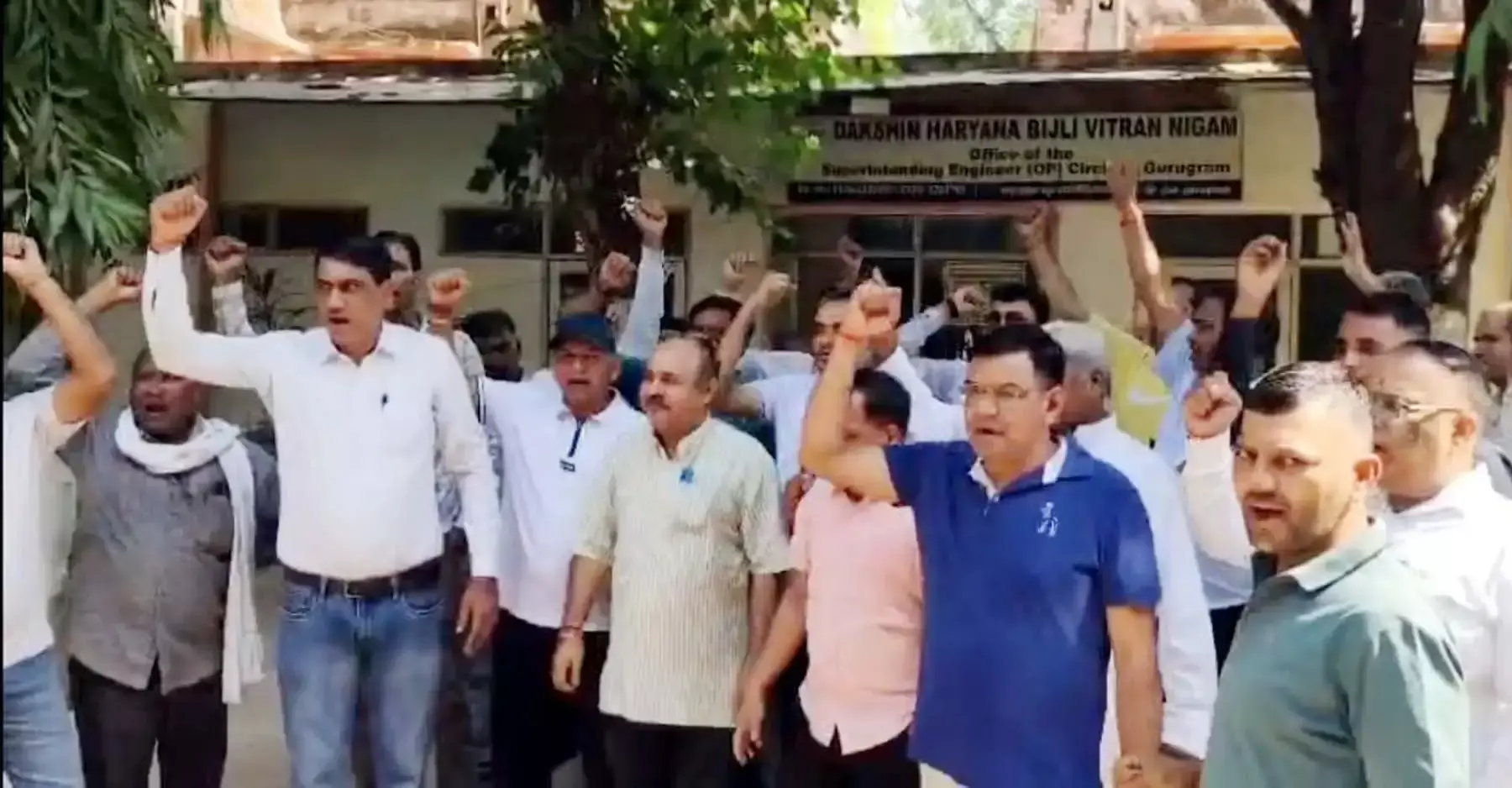 बिजली निजीकरण के खिलाफ कर्मचारियों ने बुलंद की आवाज बिजली निजीकरण के खिलाफ कर्मचारियों ने बुलंद की आवाज