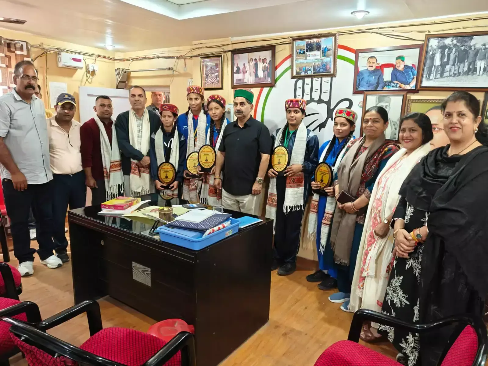 शाहपुर की पांच बेटियों ने राष्ट्रीय फुटबॉल प्रतियोगिता में बनाई जगह शाहपुर की पांच बेटियों ने राष्ट्रीय फुटबॉल प्रतियोगिता में बनाई जगह
