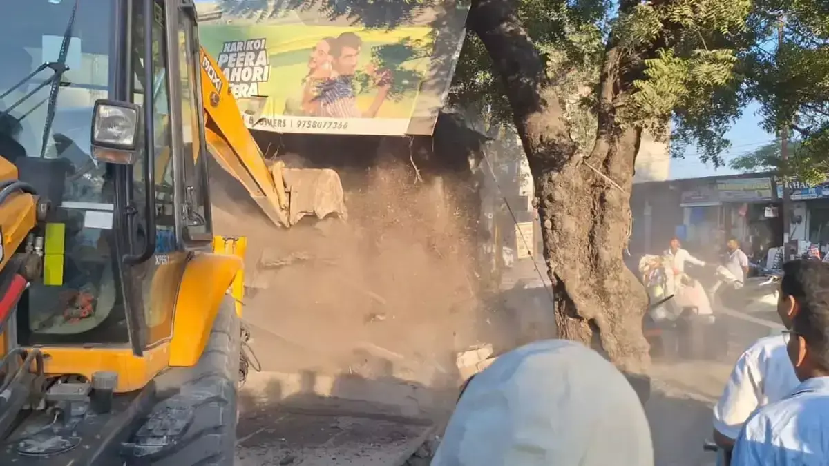 चौड़ीकरण अभियान में बाधक अतिक्रमणों पर चला प्रशासन का बुलडोजर चौड़ीकरण अभियान में बाधक अतिक्रमणों पर चला प्रशासन का बुलडोजर