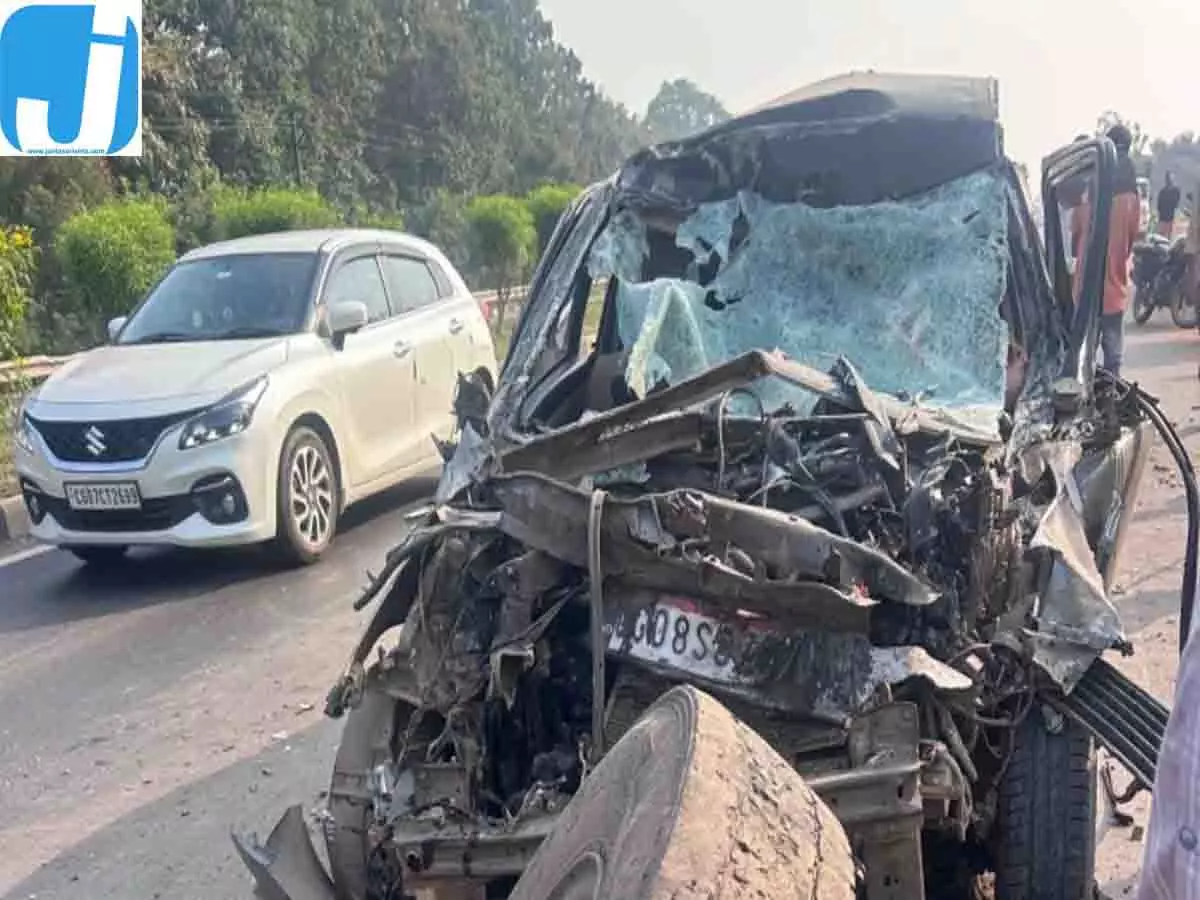महासमुंद में भीषण हादसा, 16 चक्का ट्रक में घुसी कार, 2 महिलाओं की मौत महासमुंद में भीषण हादसा, 16 चक्का ट्रक में घुसी कार, 2 महिलाओं की मौत