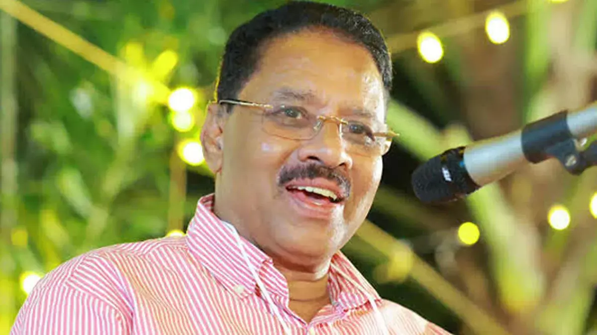 उद्घाटन के दौरान फिसले MLA रज्जाक मास्टर, हुए घायल उद्घाटन के दौरान फिसले MLA रज्जाक मास्टर, हुए घायल