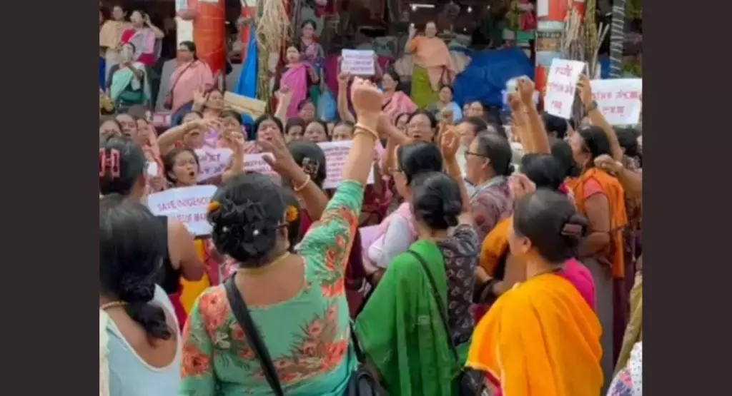 मणिपुर हिंसक हत्याएं: विरोध तेज, सरकार से मांगा इस्तीफा मणिपुर हिंसक हत्याएं: विरोध तेज, सरकार से मांगा इस्तीफा