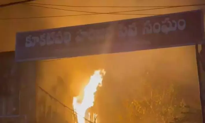 Telangana: कुकटपल्ली में भीषण आग से झोपड़ियाँ, लकड़ी की दुकान नष्ट हो गईं Telangana: कुकटपल्ली में भीषण आग से झोपड़ियाँ, लकड़ी की दुकान नष्ट हो गईं